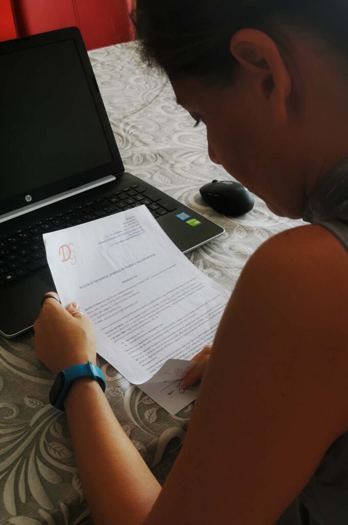 una donna sta leggendo un contratto su una scrivania